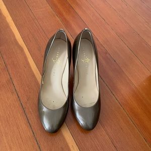 Bronze patent leather pumps heels